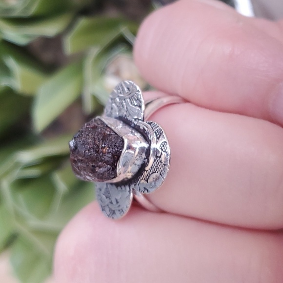 New Rough Natural Mozambique Garnet Carved 925 Silver Club Ring. - Picture 6 of 12